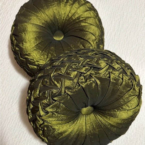 Accent pillows never used. $75 price for 2 pillows - Picture 3 of 3